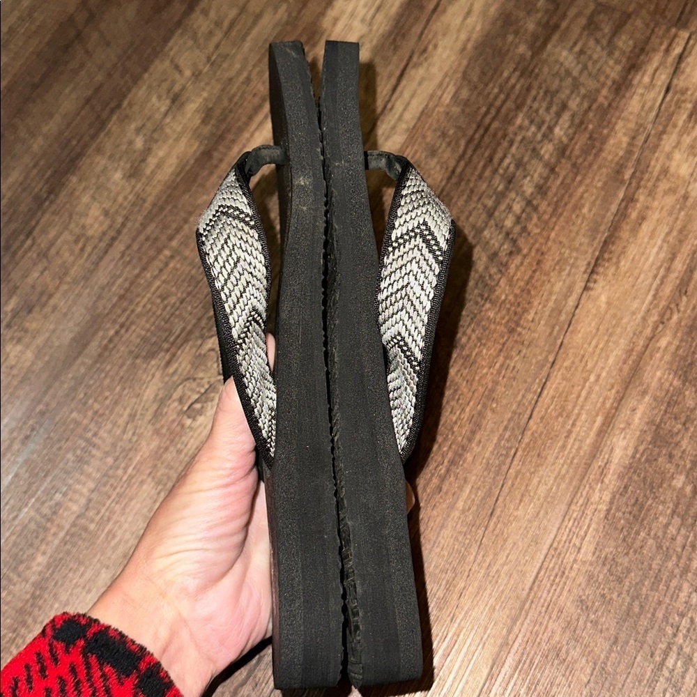 Skechers Yoga Foam Flip Flops size 7 EUC - Picture 3 of 3